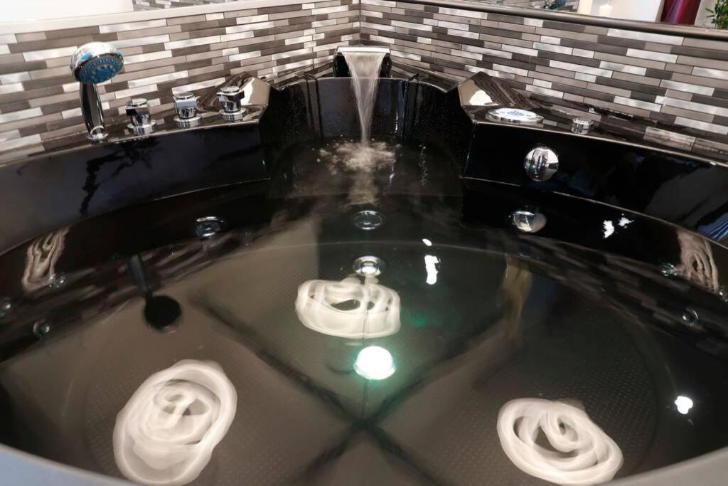 Black Enchanting Jacuzzi Trastevere - Collection Rome